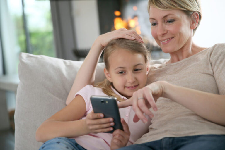 PRO mother daughter using smartphone shutterstock 275257862 e1562165953212 1